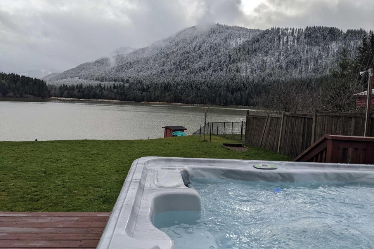 Lakefront Cabin With Stunning Mountain Views And Dock! Mineral Экстерьер фото